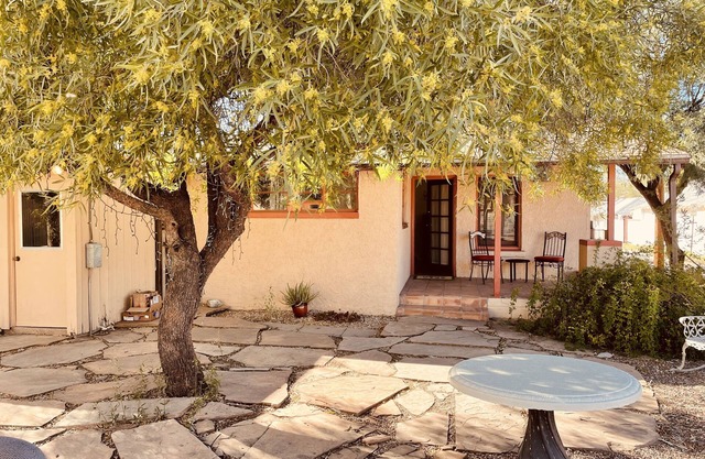 Walking distance to University, shops, restaurants, bars and coffee shops