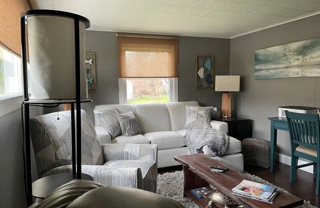 Walking distance to beach and downtown shopping and restaurants. Fenced Backyard