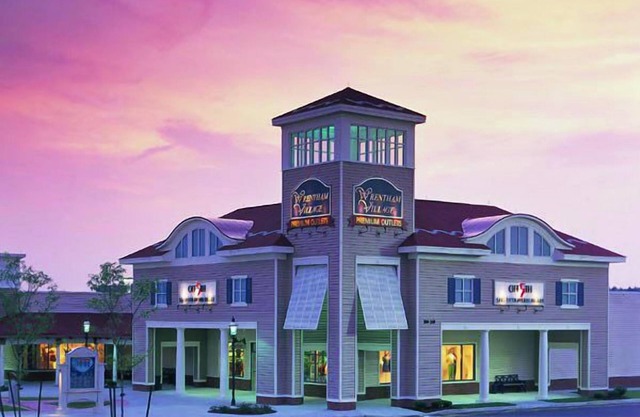 Walking Distance to Nature Trail & Cranberry Bog! FREE Breakfast & Parking!