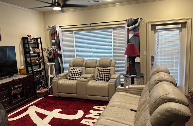 Walking Distance to UA Campus and Stadium at Houndstooth