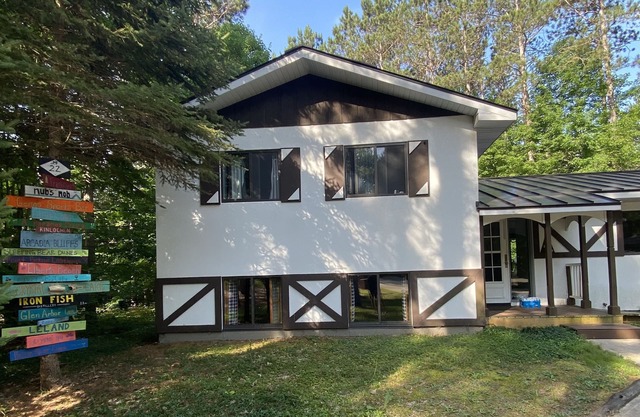 Walking distance to four-season ski and golf resort Crystal Mountain