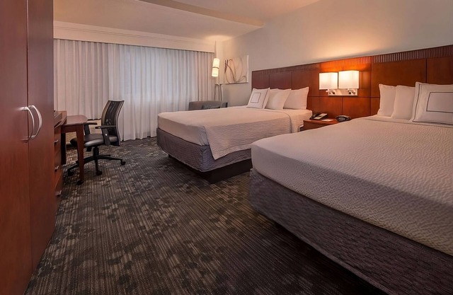 Walking Tour of Lincoln Memorial! Pet-friendly Property with Self Parking!