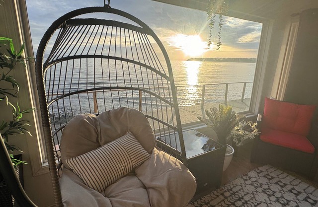 Walkout oceanfront 1 BD duplex cabin w hot tub