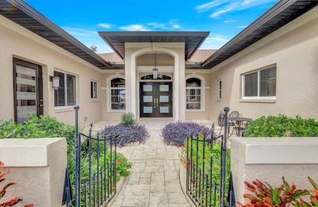 Wally's Fairway To Haven: Discover Your Paradise: Rental with Lake View, Pool, and Golf Access!