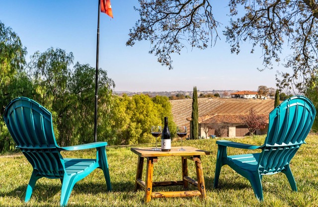 Walnut Hill-Endless Vineyard Views From Your Front Porch!