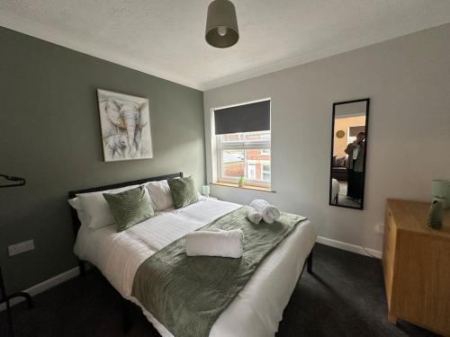 Walnut House - Modern 1 Bedroom Apartment very close to town by Shortstays4u