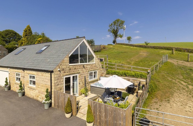 WALTON HOUSE COTTAGE, romantic, with hot tub in Chapel-En-Le-Frith