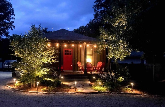 Wanderlust - completely renovated downtown cottage
