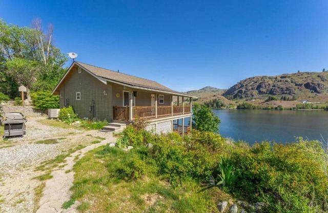Wapato Lake Waterfront Retreat