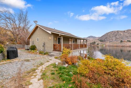 Wapato Lake Waterfront Retreat