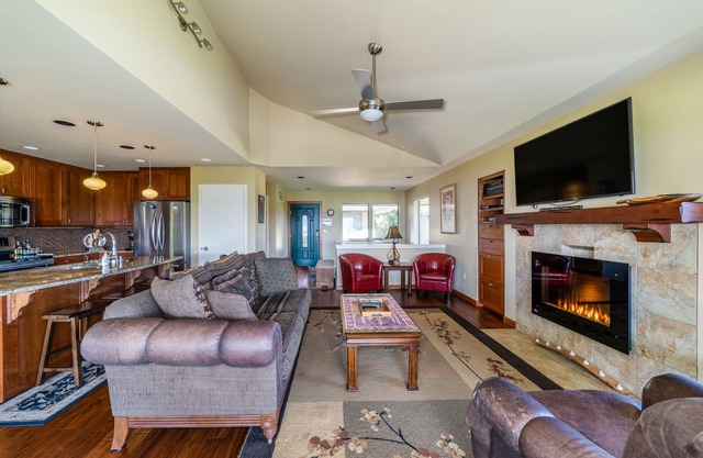 Wapato Point Halmalka Condo 512B Sleeps 8 by Outdoor Pool, Sandy Beach Amenities