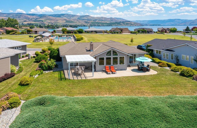 Wapato Point Pool Side Home Sleep 8, 3 Bed 2.5 Bath, Lake Views by Outdoor Pool
