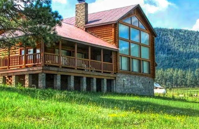 High Country Retreat - Vollblockhaus mit Berg- und Teichblick