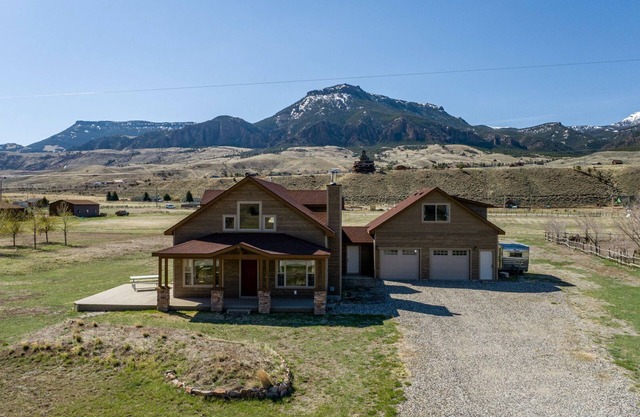 Wapiti Valley Wayfarer- family mountain retreat in Wapiti