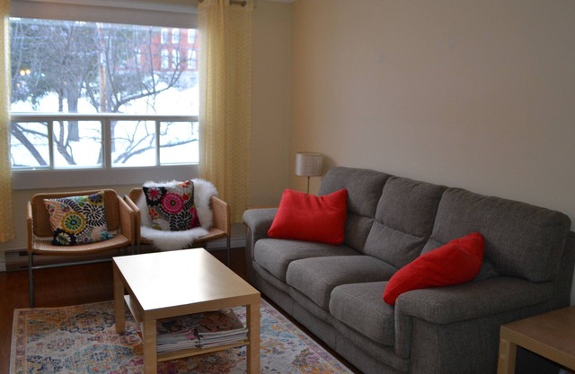 Warm and colorful 2 bedroom apartment in the Old North
