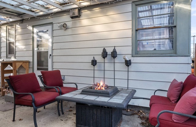Warm and Cozy Basement, Covered Outdoor Area w/ BBQ and Fire-Table, 6 Miles to Downtown