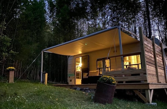 Warm and Cozy, Vintage, Camper 8 Minutes from the heart of Asheville