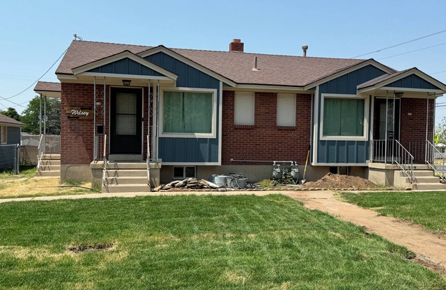 Warm and friendly house in Clearfield with AC, WiFi, 2 king beds, 2 bathrooms