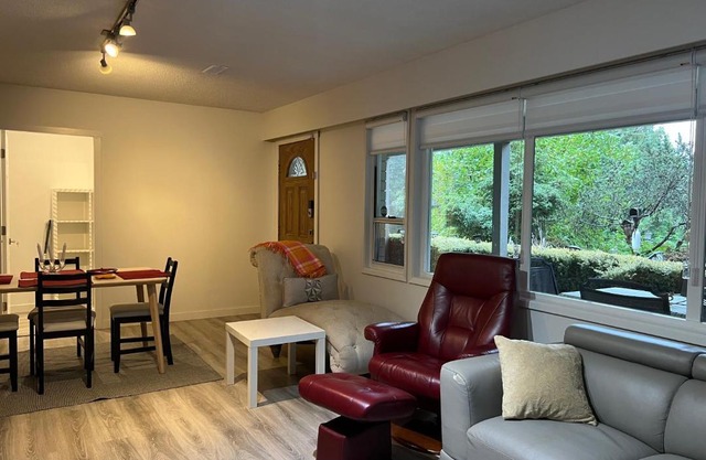 Warm & Cozy 2 bedroom, 1/5 bath, you will love it!