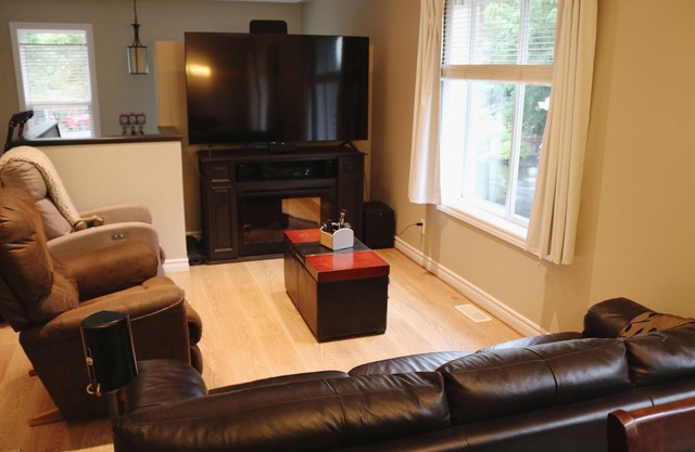 Warm Cozy 3 Bedroom Unit - Amazing Location