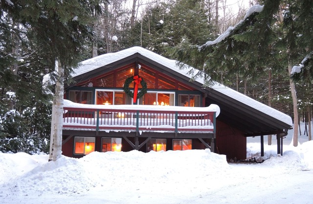 Warm, gemütlich, Chalet Eingebettet in den Kiefern, WLAN, Nähe Skigebiete, Sehenswürdigkeiten
