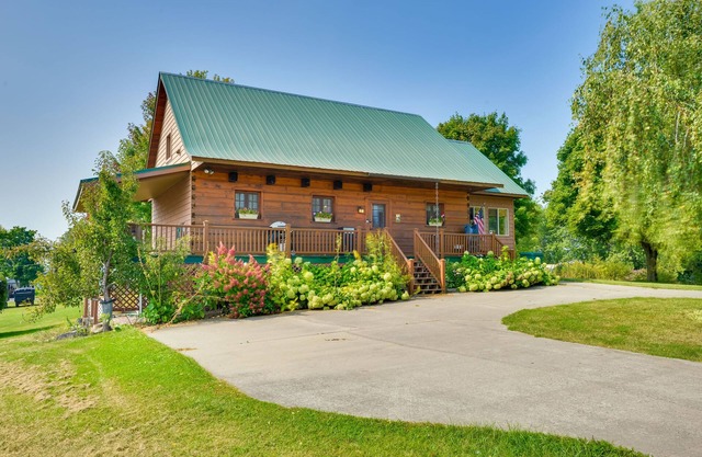 Warm & Cozy Clayton Cabin Near St Lawrence River!