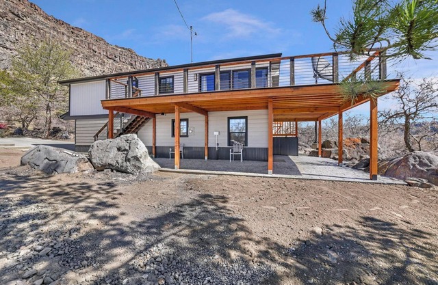 Warm Creek Bungalow, RIVER VIEWS