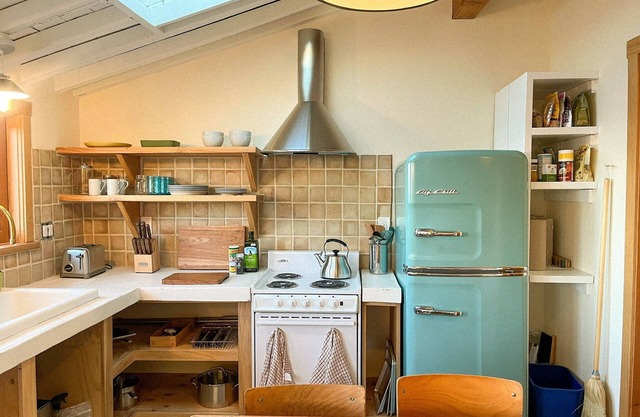 Warm garden studio, sunny deck with views of the Ocean and walkable to downtown.