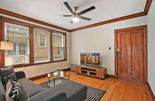 Warm & Inviting 2BR Apartment - Fullerton 1B