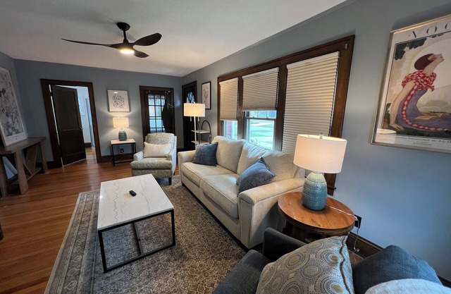 Warm inviting 3BR house that sleeps 6 in quiet neighborhood close to everything