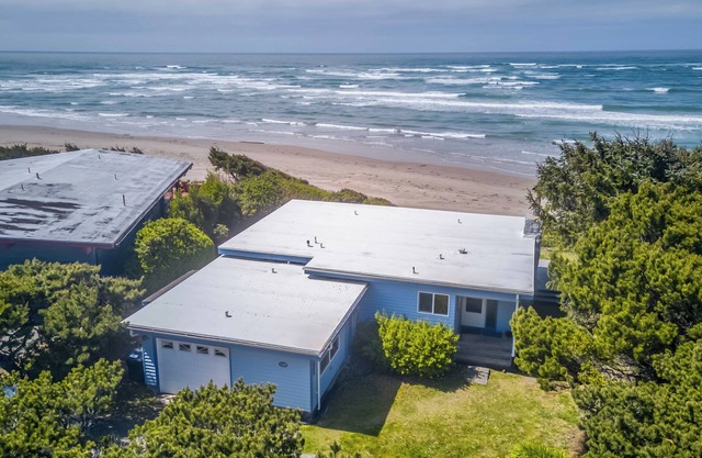 Warm, Inviting Family Home Gives You Panoramic Cliff Views of the Waldport Beach