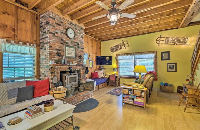 Warm & Inviting Jamaica Cabin w/ Grill: Ski & Hike