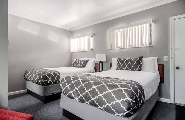 Warm Private Room in Detroit for Up to 4 w/ Wifi
