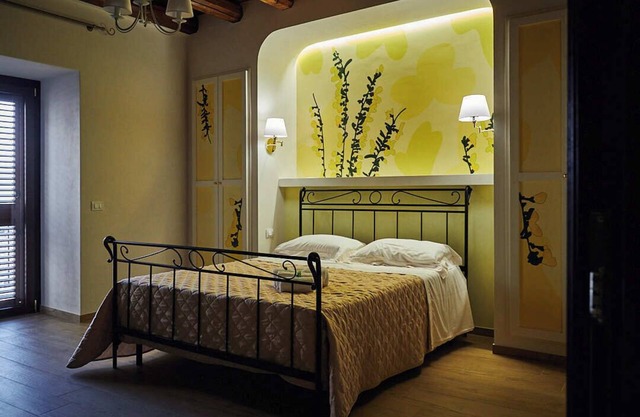 WARM ROOM, OVERLOOKING THE COURSE, SPACIOUS AND FRESHLY RENOVATED