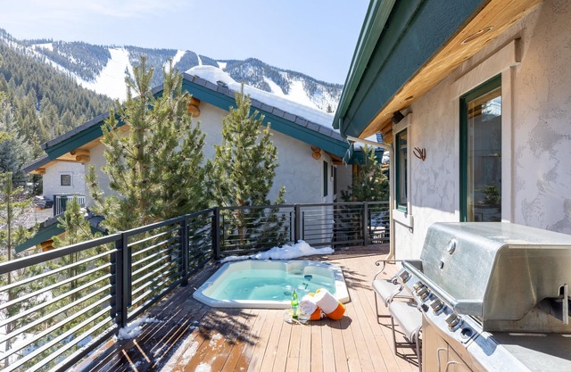 Warm Springs Ski Way Home | Pool, Pickleball, and More!