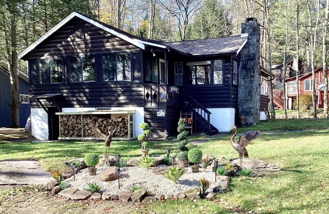 Warm welcoming cozy cottage in the woods