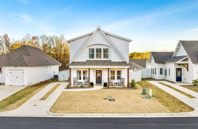 Warm Welcoming Home 1.7 Miles to Auburn University! Fire Pit!