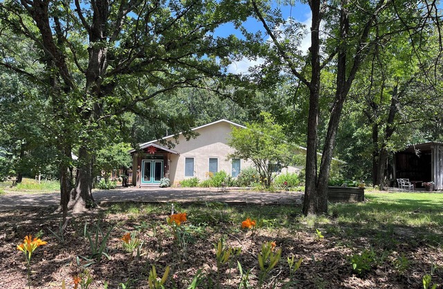 Country home with scenic views and ample space -close to town & Bois d’ Arc Lake