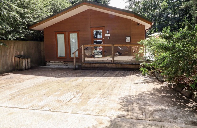 WASHBURN LODGE, romantic, with a garden in Darley