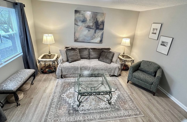 Washer, Dryer, Desk, Smart TV, Blackout Shades, Fully Stocked Kitchen Cookware