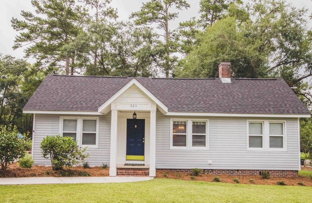 Washington Street Cottage is close to beautiful downtown Thomasville