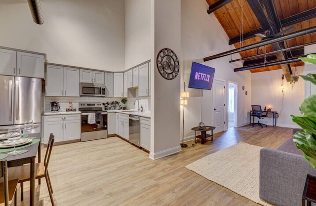 Washington304 · Luxury Industrial Style King SuiteC- Shawnee Mtn!