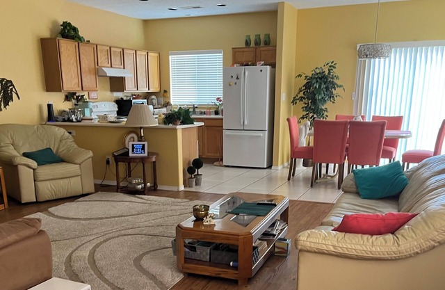 Watch the Balloons from your backyard! Nice neighborhood, 3 mi to balloon park.