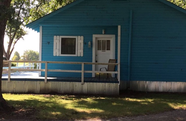 Watch the sunrise with your family on Lake Chicot!