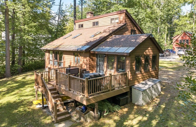 Water Access Home Sleeps 8 and Short Walk to Far Echo Harbor Beach