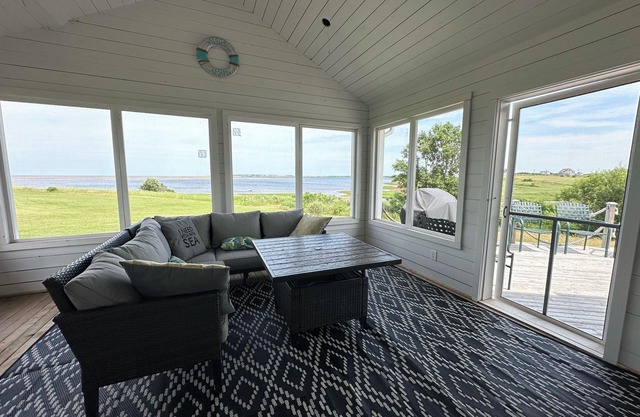 Water Front Beach House With Breathtaking View Of Darnley Basin, Mins To Beach