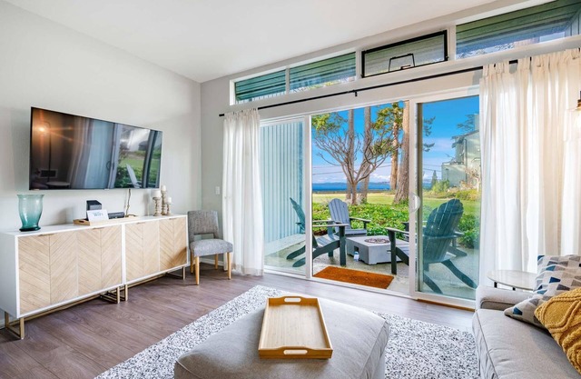 Water Front, indoor pool, sunsets, soaking hot tub, central location, JL111