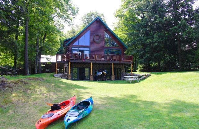 Wasserfront Log Home