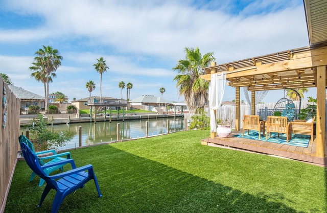 Water front oasis, 2 minutes to the beach. Pet-friendly