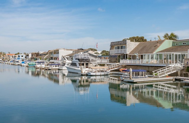 Wasserfront! Gehobenes Resort auf dem Wasser mit Bootsanlegestelle!